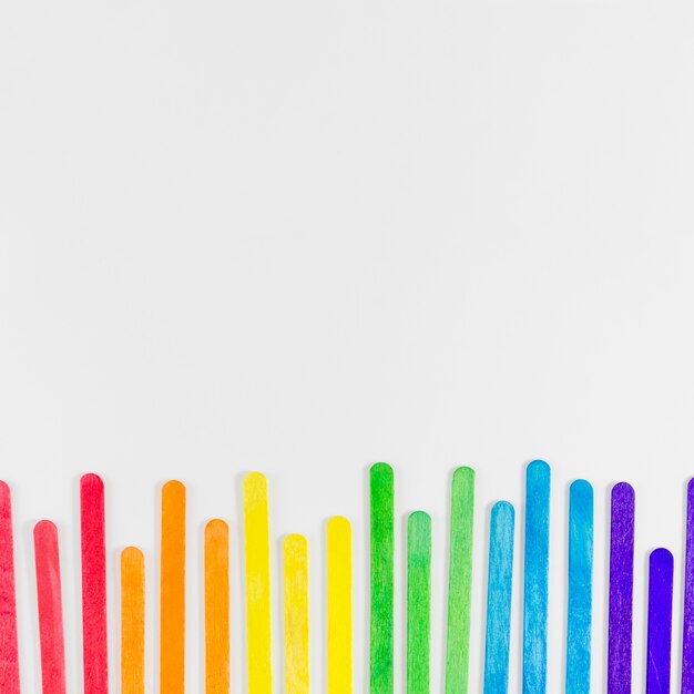 Drapeau de fierté avec des bâtons colorés