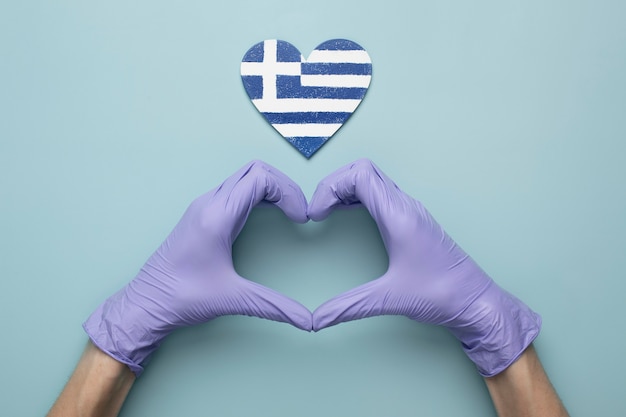 Photo gratuite drapeau de la grèce en forme de coeur tenu dans les mains