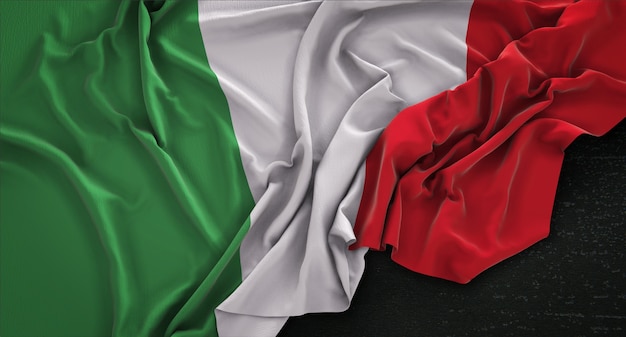 Drapeau de l&#39;Italie enroulé sur fond sombre 3D Render