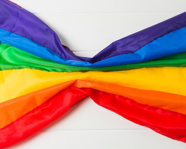 Drapeau LGBT froissé et brillant à bord