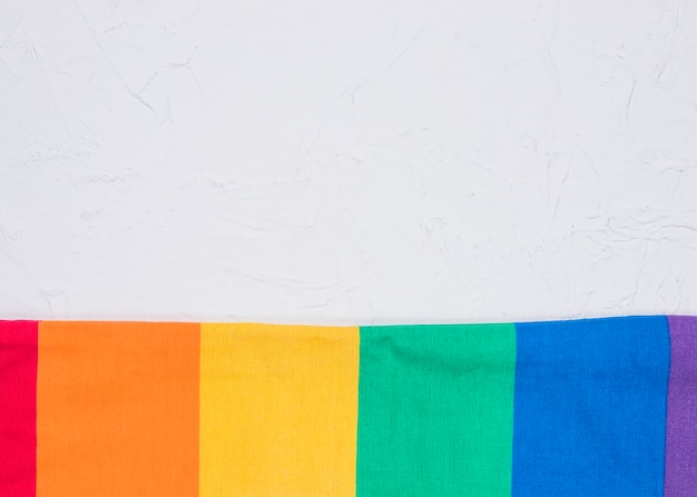 Drapeau LGBT lissé sur une surface blanche