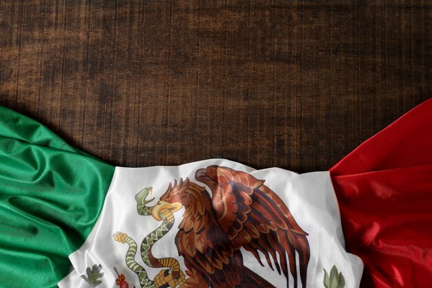 Drapeau mexicain avec aigle sur le sol au-dessus de la vue