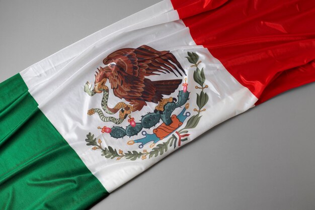 Drapeau mexicain à angle élevé sur le sol