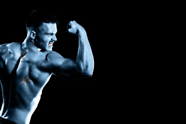 Drapeau de la micronésie sur fond noir beau jeune homme musclé