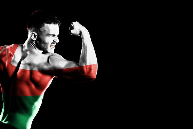 Drapeau d'Oman sur fond noir beau jeune homme musclé