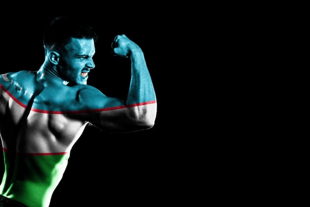 Photo gratuite drapeau de l'ouzbékistan sur fond noir beau jeune homme musclé