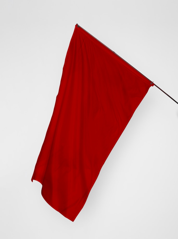 Photo gratuit le drapeau rouge est agité.