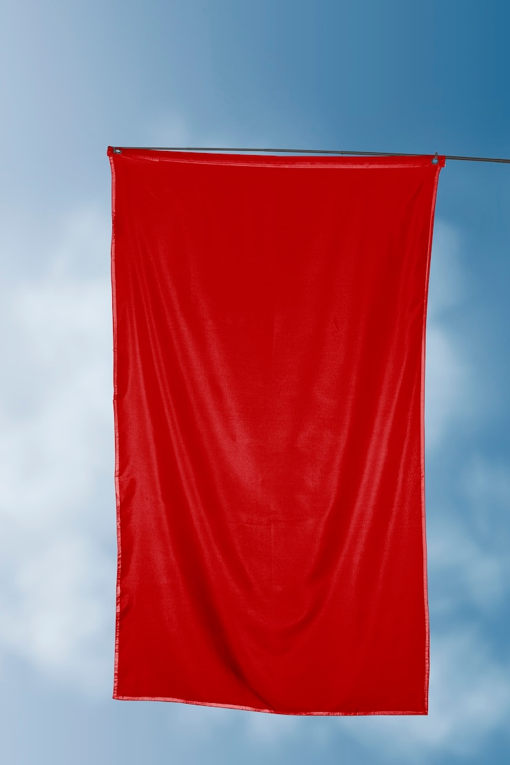Photo gratuit le drapeau rouge est agité.