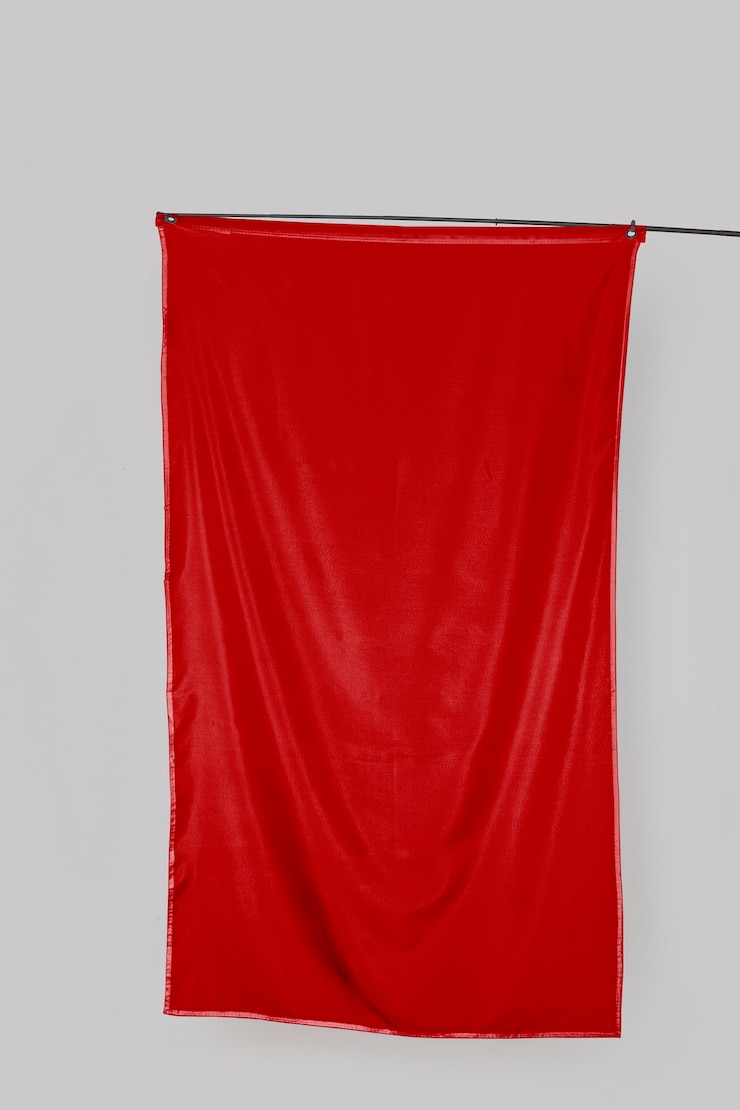Photo gratuit le drapeau rouge est agité.