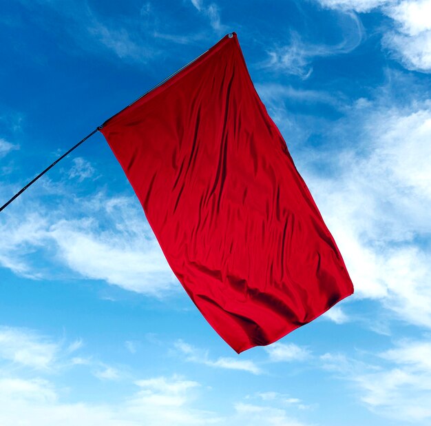 Drapeau rouge isolé dans la nature