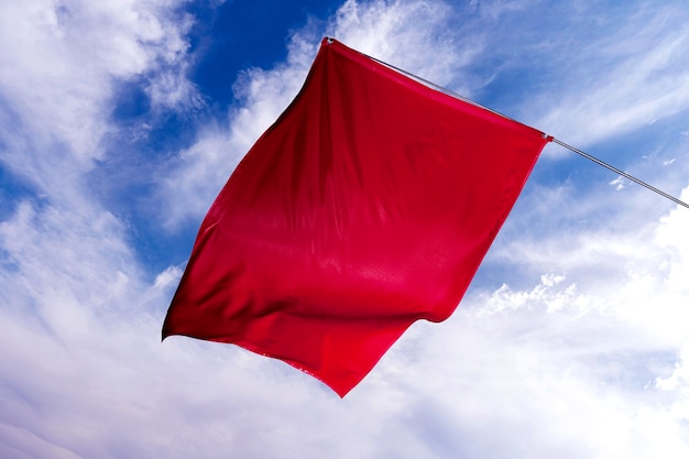 Photo gratuite drapeau rouge isolé dans la nature