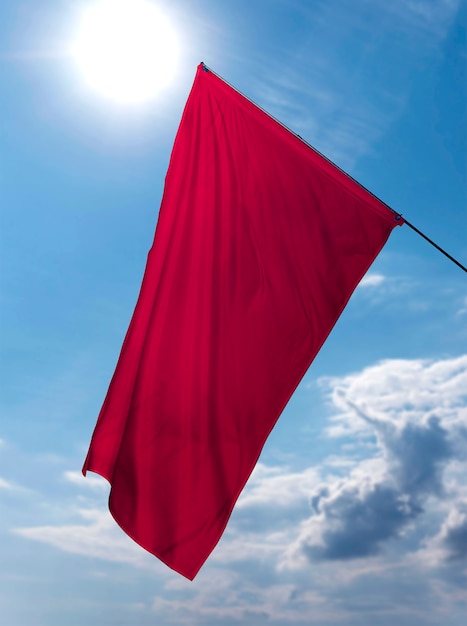 Drapeau rouge isolé dans la nature