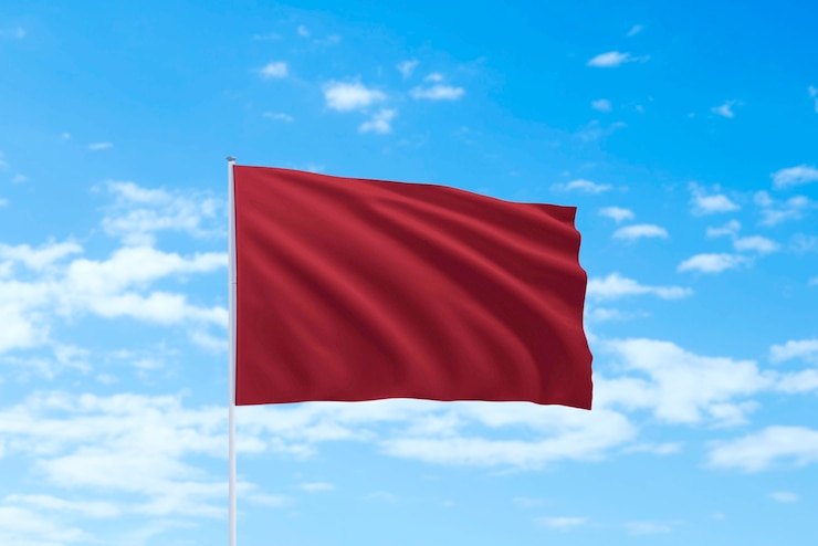 Photo gratuit drapeau rouge isolé dans la nature