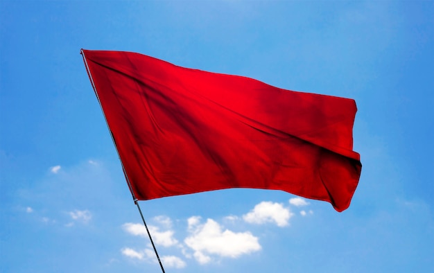 Drapeau rouge isolé dans la nature