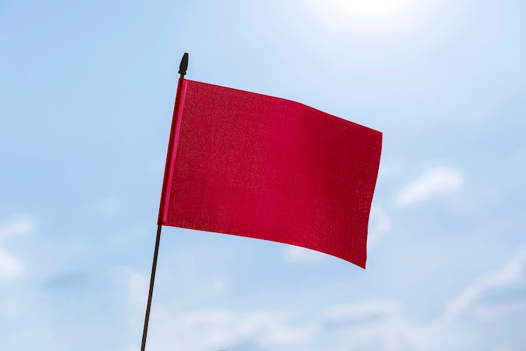 Photo gratuit drapeau rouge isolé dans la nature