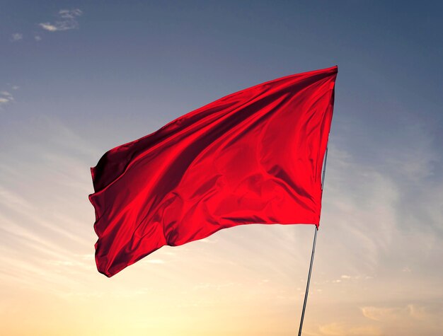 Drapeau rouge isolé dans la nature