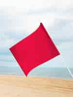 Photo gratuite drapeau rouge isolé dans la nature