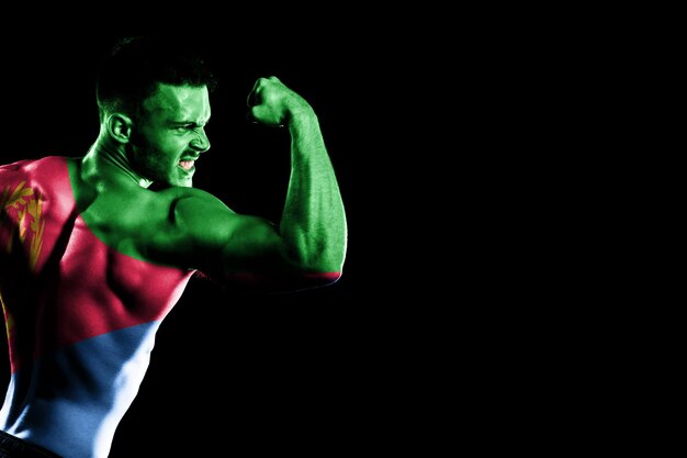 Drapeau de l'Érythrée sur fond noir beau jeune homme musclé