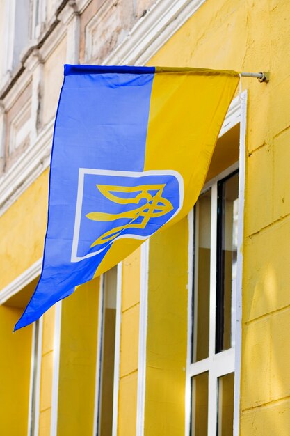 Drapeau ukrainien sur un bâtiment