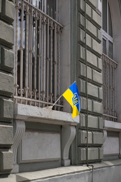 Photo gratuite drapeau ukrainien sur un bâtiment