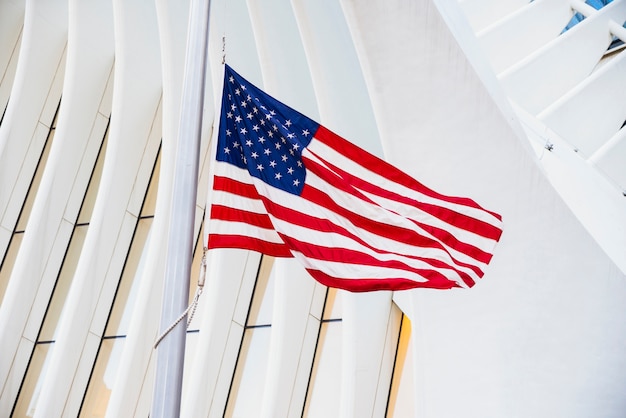 Drapeau des USA contre le bâtiment