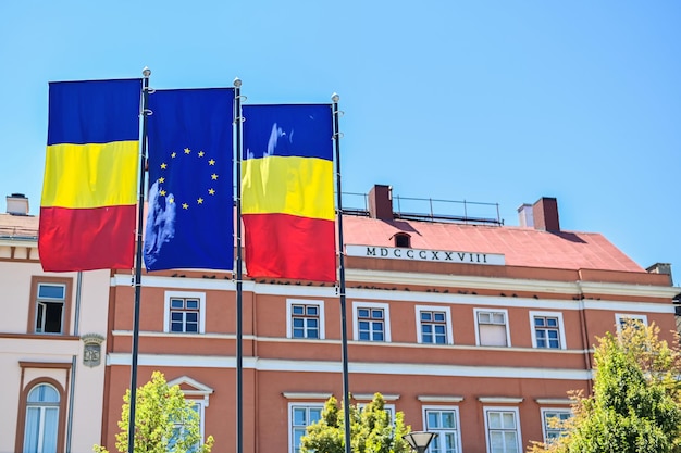 Photo gratuite drapeaux à cluj roumanie