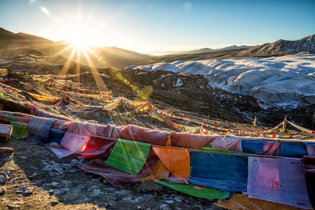 Drapeaux de couleurs variées sur la montagne au lever du soleil