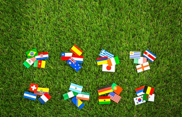 Photo gratuite les drapeaux des différents pays sur une table en bois