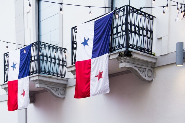 Drapeaux du Panama accrochés aux balcons des maisons sous la lumière du soleil pendant la journée