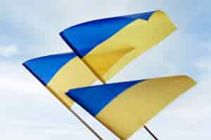 Photo gratuite drapeaux ukrainiens agitant