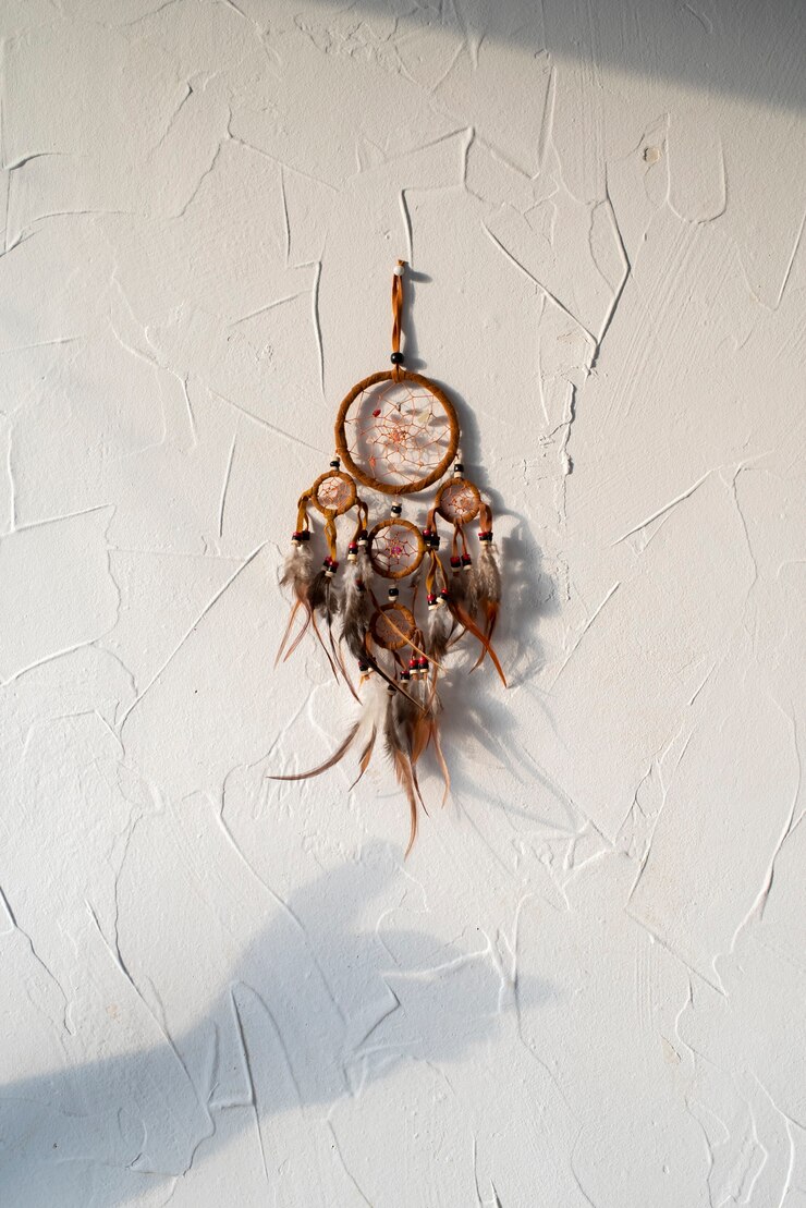 Photo gratuit dreamcatcher placé sur un mur blanc