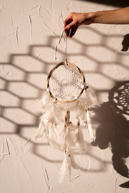 Dreamcatcher tenu à la main au soleil