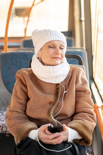 Dreamy senior female écoute de la musique