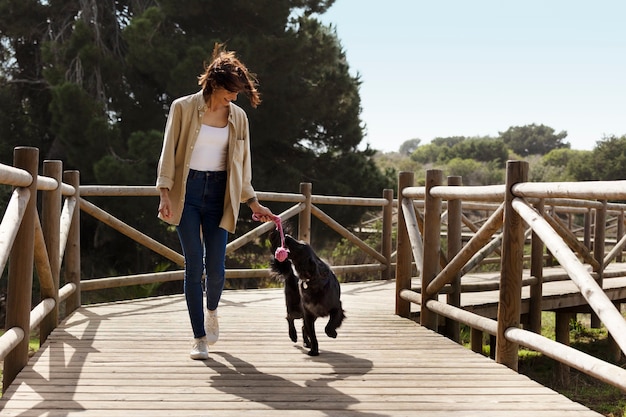 Dresseur de chiens interagissant avec leur animal de compagnie