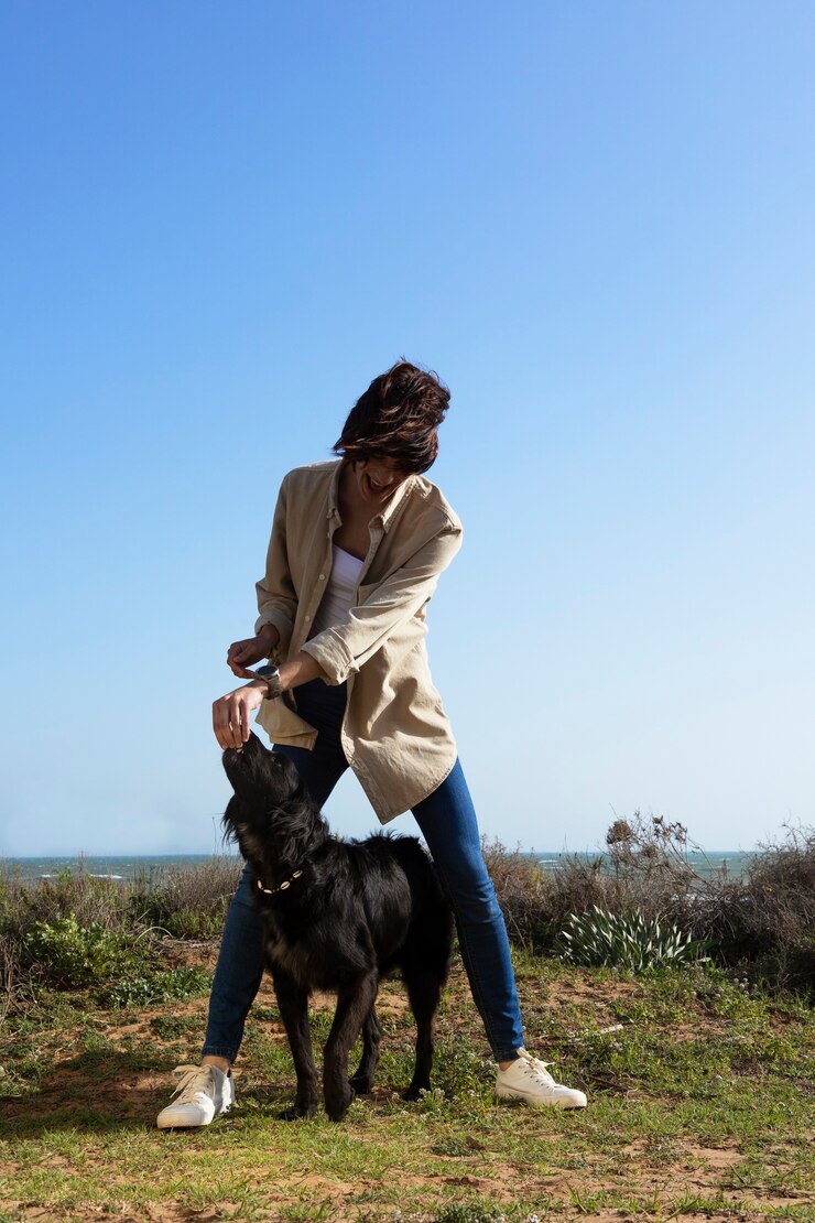 Photo gratuit dresseur de chiens interagissant avec leur animal de compagnie