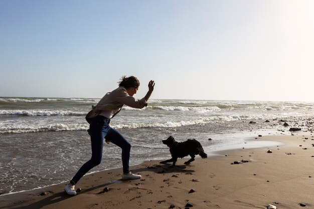 Dresseur de chiens interagissant avec leur animal de compagnie