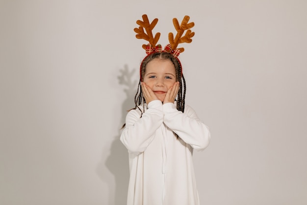 Drôle charmante fille en bonnet de Noel s'amusant humeur Noël