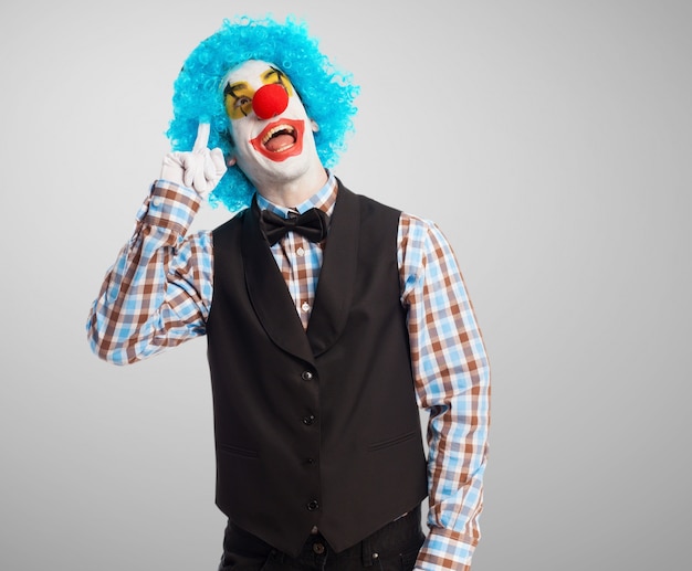 Drôle de clown de penser à son nouveau tour