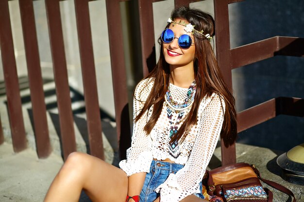 Drôle élégant sexy souriant belle jeune femme hippie modèle en été blanc hipster vêtements posant dans la rue