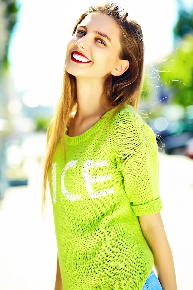 Photo gratuit drôle élégant sexy souriant belle jeune femme modèle en été hipster jaune vif tissu dans la rue