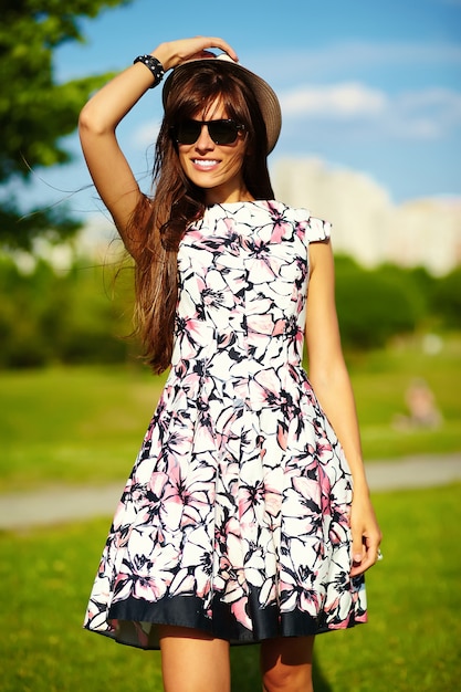 Photo gratuite drôle élégant souriant belle jeune femme modèle en robe de tissu lumineux d'été en chapeau dans le parc