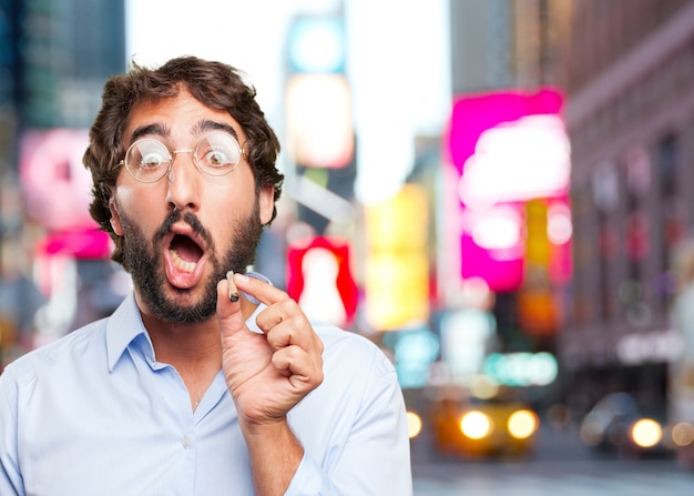 Photo gratuite drôle homme avec un cigare sur fond flou