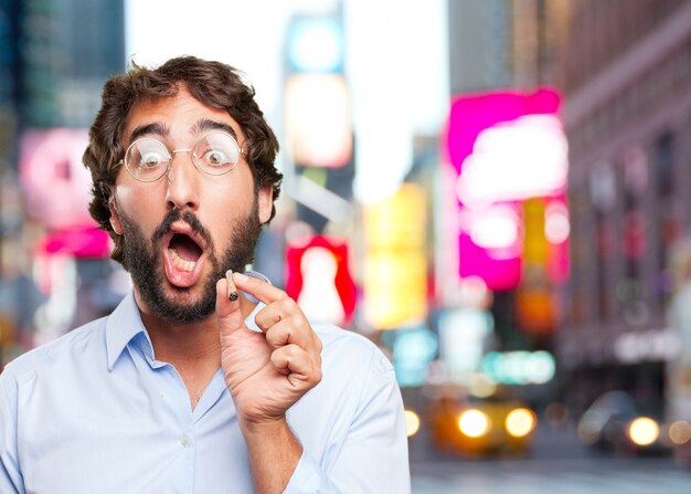 Drôle homme avec un cigare sur fond flou