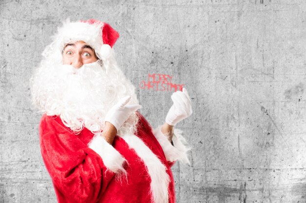 Drôle homme tenant un ornement joyeux noël