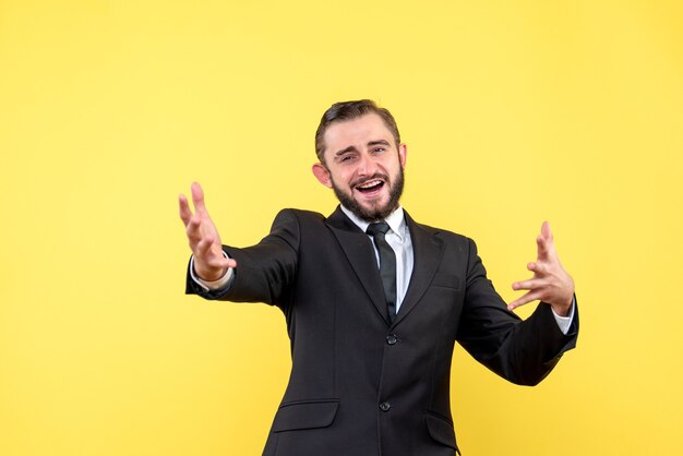 Drôle jeune adulte souriant avec satisfaction