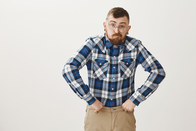 Drôle de jeune homme à lunettes agissant comme un vieux grand-père