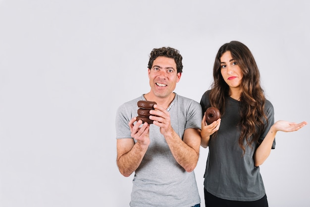 Photo gratuite drôle père et fille avec des beignets