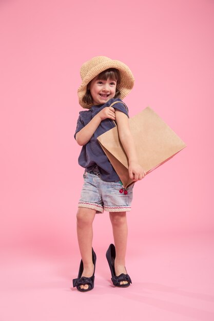 Drôle de petite fille est une fashionista dans la peau de la mère