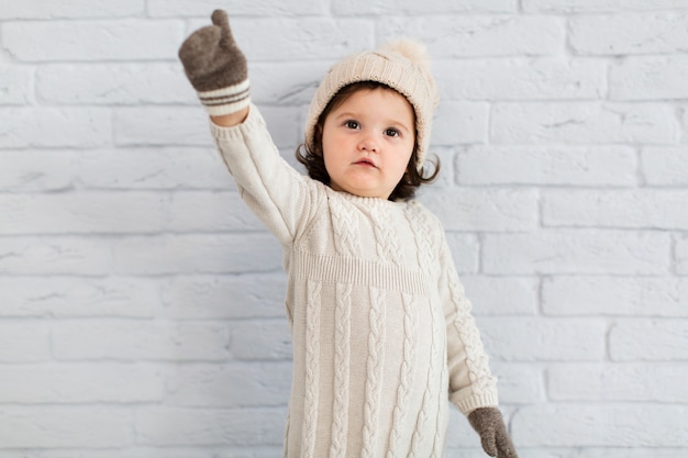 Photo gratuite drôle petite fille hiver habillée