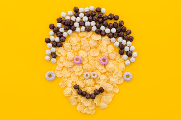 Photo gratuite drôle de visage fait avec des cornflakes et des céréales